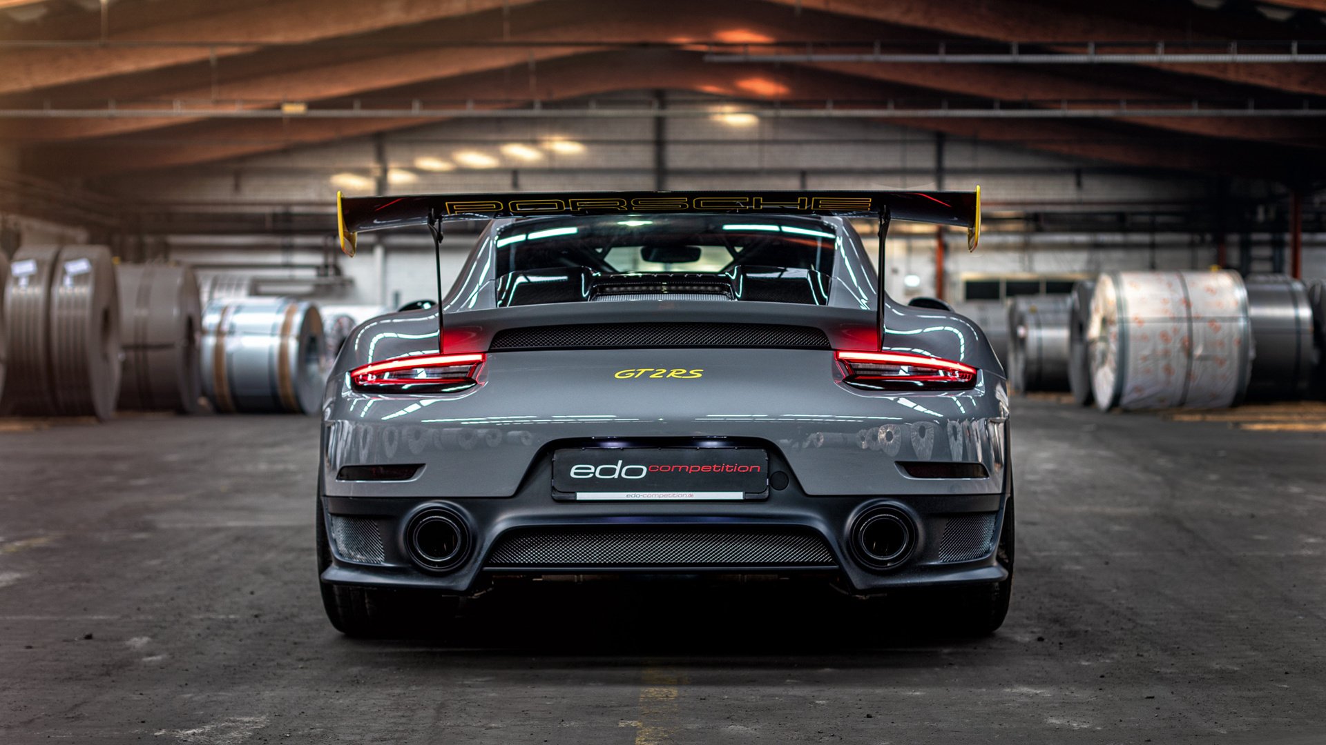 最新足球资料:女足比赛中的团队精神!,女足队友