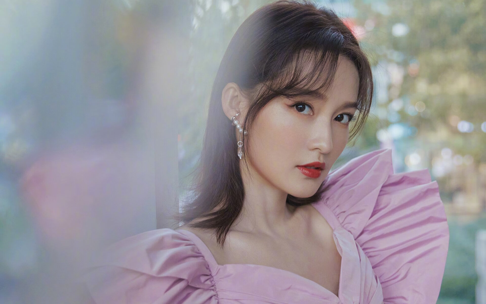 开云官方网站-里昂客场不敌对手，法国联赛排名下滑，法国里昂队徽