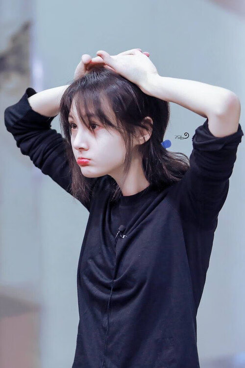 kaiyun.com-“高新体育中心：举重选手突破极限，赛场上演壮丽的力量之战”